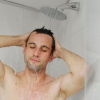 ضررهای استحمام هر روزه برای پوست
