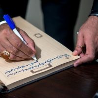 علی دایی درحال یادگاری نوشتن برای کودکان کار