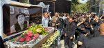 غیبت‌های عجیب در مراسم خداحافظی با اکبر عبدی / مهران مدیری و مریلا زارعی کجا بودند؟ + عکس