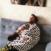 انتشار عکسی جدید از بنیامین بهادری با گیتار
