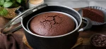 طرز تهیه کیک شکلاتی بدون نیاز به فر در قابلمه؛ بافتی نرم، مرطوب و پف‌دار