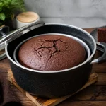 طرز تهیه کیک شکلاتی بدون نیاز به فر در قابلمه؛ بافتی نرم، مرطوب و پف‌دار